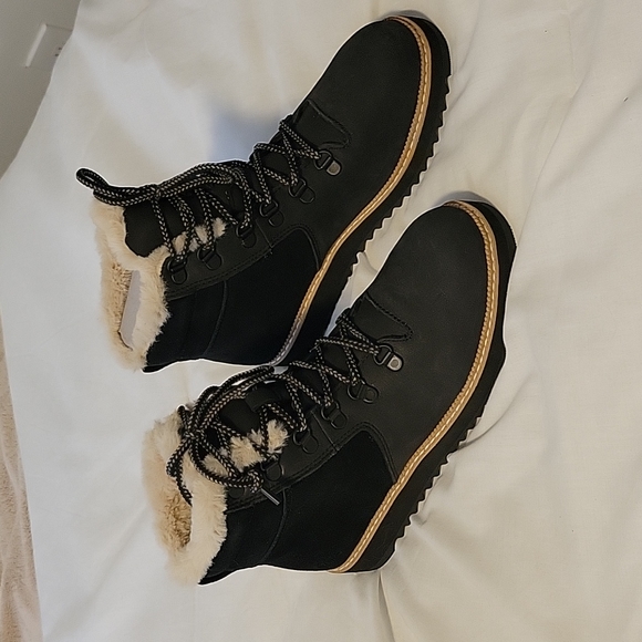 Tom's Mojave black boots. New with tags, but tags are unattached. - Picture 4 of 10